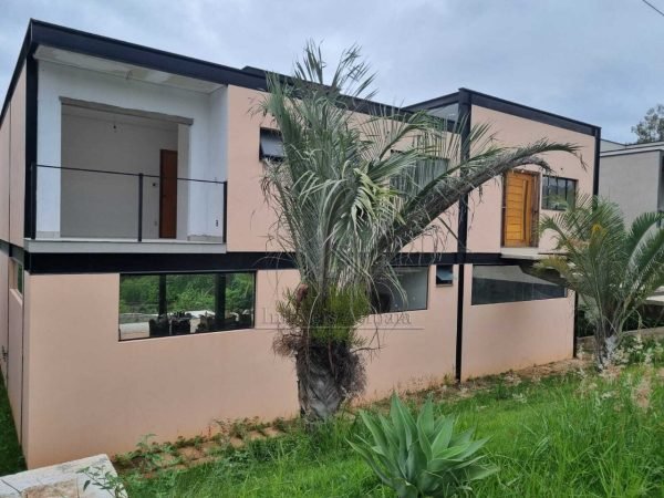 Casa em construção com 3 suítes em Condomínio Serra da Estrela