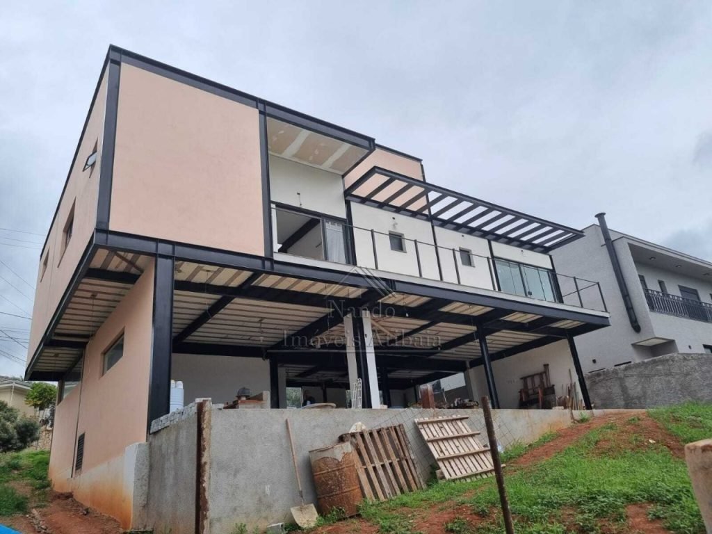 Casa em construção com 3 suítes em Condomínio Serra da Estrela